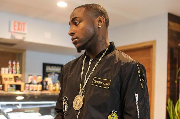 Checkout This Video Of Davido Eating Hot Indomie & Smoking Weed In Ajegunle