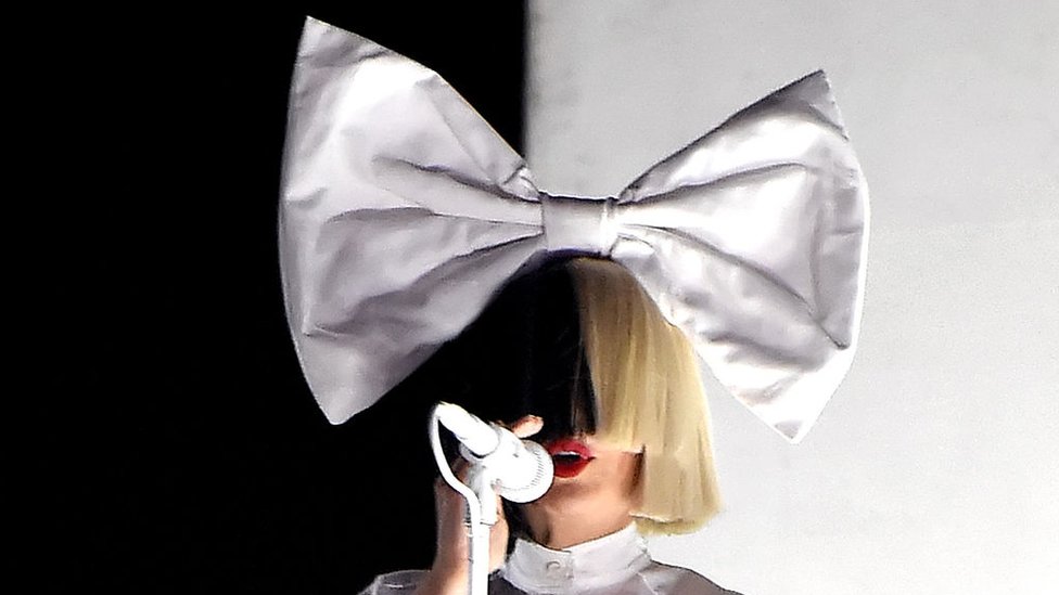 Sia Posts Nayked Photo To Take On Paparazzi Trying to Sell It (!8+ Photo)