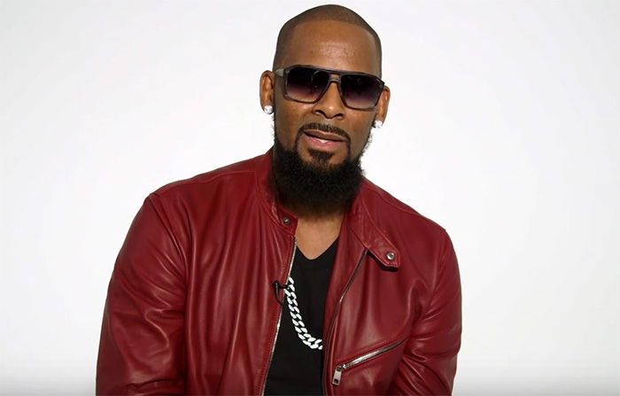 R.Kelly Encourages Ladies To Grab His Crotch As He Performs