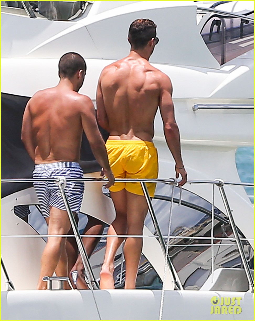 See Cristiano Ronaldo's Bare Body *pics*