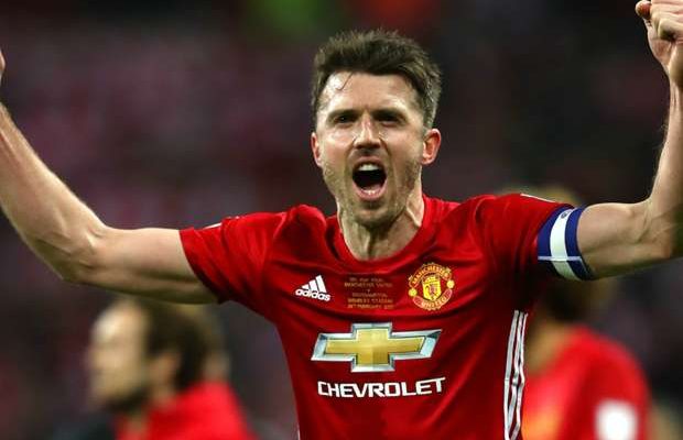 Carrick signs Manchester United contract extension