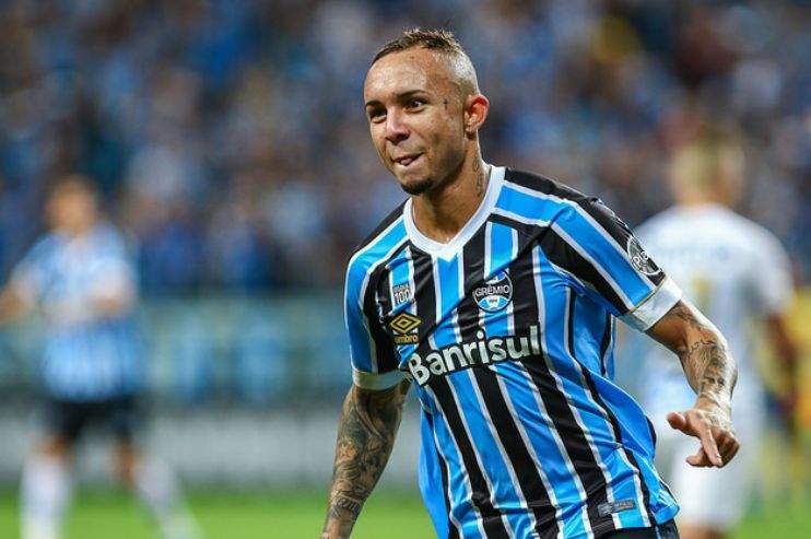 Everton Soares breaks silence on Manchester United move