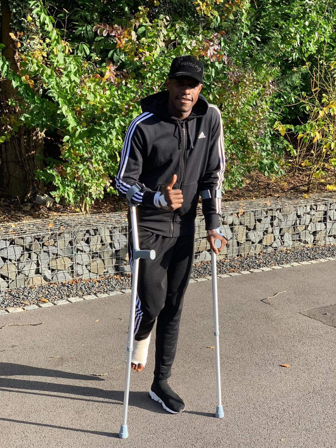 Arsenal's Welbeck breaks silence on his injury