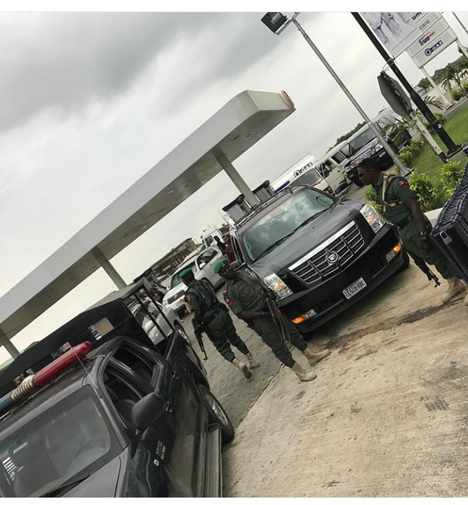 Davido Travels To Ekiti State By Road Amidst Heavy Security (Photos)