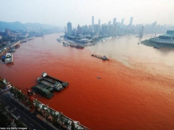 Photos:- chinag's longest river-- yantze river,mysteriously turns into blood