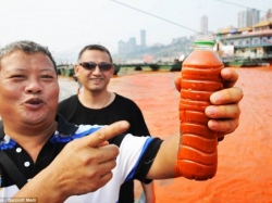 Photos:- chinag's longest river-- yantze river,mysteriously turns into blood