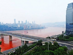 Photos:- chinag's longest river-- yantze river,mysteriously turns into blood