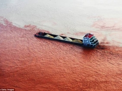 Photos:- chinag's longest river-- yantze river,mysteriously turns into blood