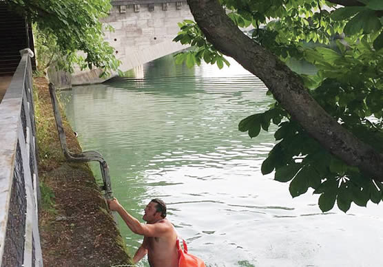 Man, 40, swims to work every day to avoid heavy traffic