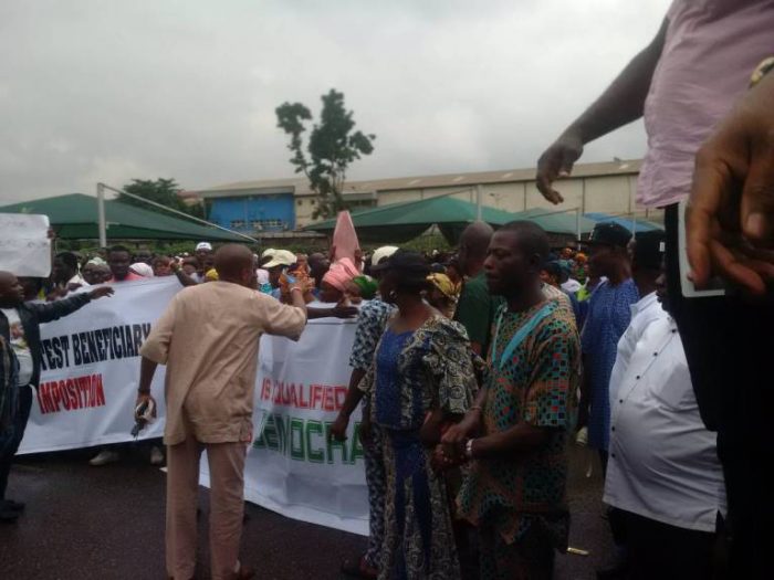 Heavy Protest In Lagos Against APC Legal Adviser, Muiz Banire ( See Photos )