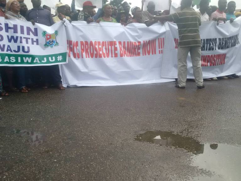 Heavy Protest In Lagos Against APC Legal Adviser, Muiz Banire ( See Photos )