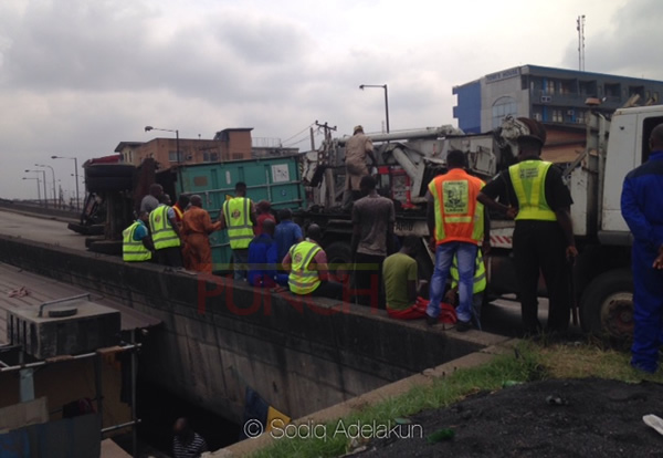PHOTOS: Trailer accident causes gridlock in Ojuelegba