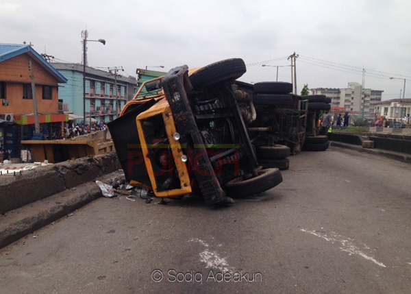 PHOTOS: Trailer accident causes gridlock in Ojuelegba