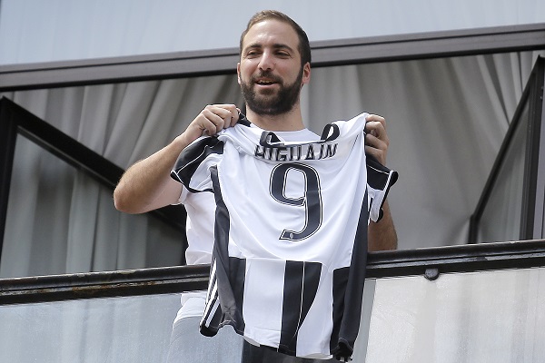 Higuain's move to Juventus a disaster - Totti
