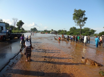 Flooding Leaves Thousands Stranded At Abuja-lokoja Road (Pics)