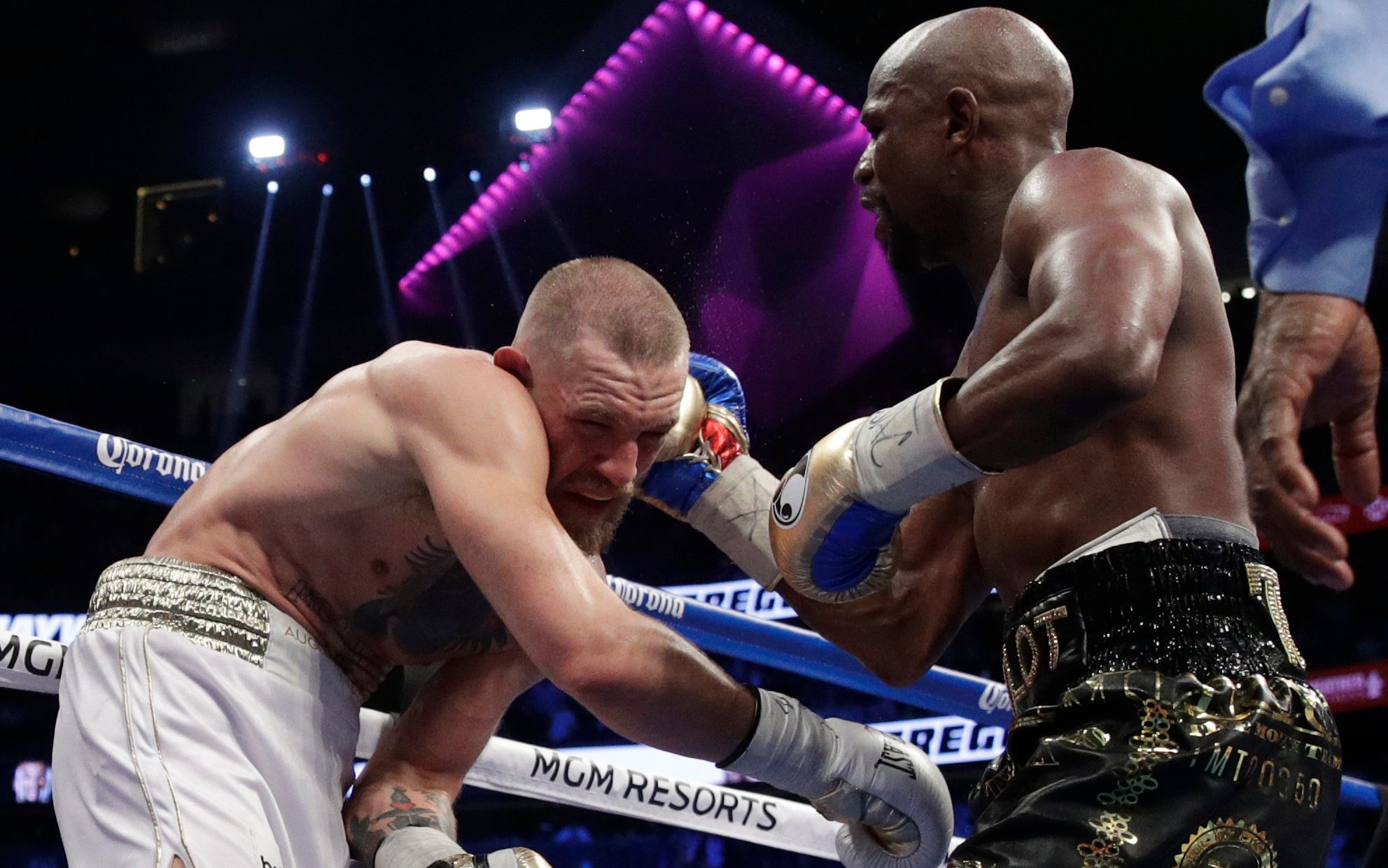 BREAKING NEWS!! Floyd Mayweather Beats Conor Mc Gregor In The Much Anticipated Boxing Fight (See How It Happened)