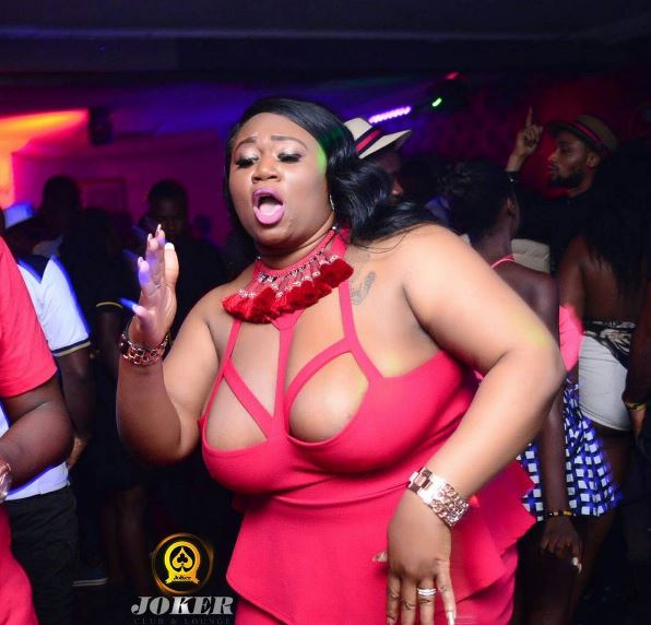 Omg! See What This Plus Size Woman Wore While Dancing at a Nightclub (Photo)