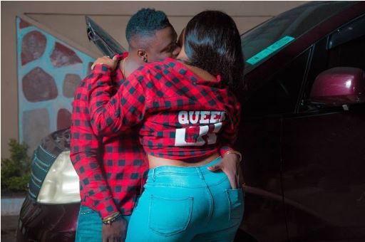 Endowed Lady 'Terrorizes' Husband-to-be with Her Backside in Pre-wedding Photos