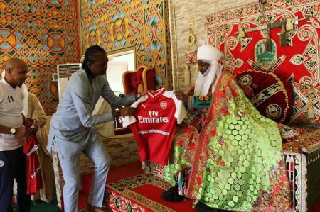 Football Legend, Kanu Nwankwo Visits Emir Of Kano Muhammadu Sanusi at His Kano Palace (Photos)