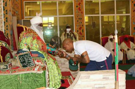 Football Legend, Kanu Nwankwo Visits Emir Of Kano Muhammadu Sanusi at His Kano Palace (Photos)