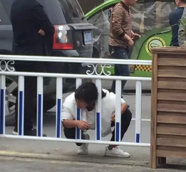 Unbelievable: Woman Gets Head Stuck In Barrier While Trying to Climb Over It in Broad Daylight