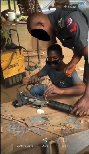 Nigerian Policeman Spotted Repairing His Gun at a Welder's Workshop (Photos)