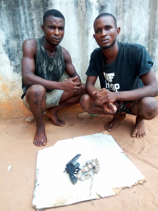 See the Young Robbers Arrested with Gun During Stop and Search (Photos)