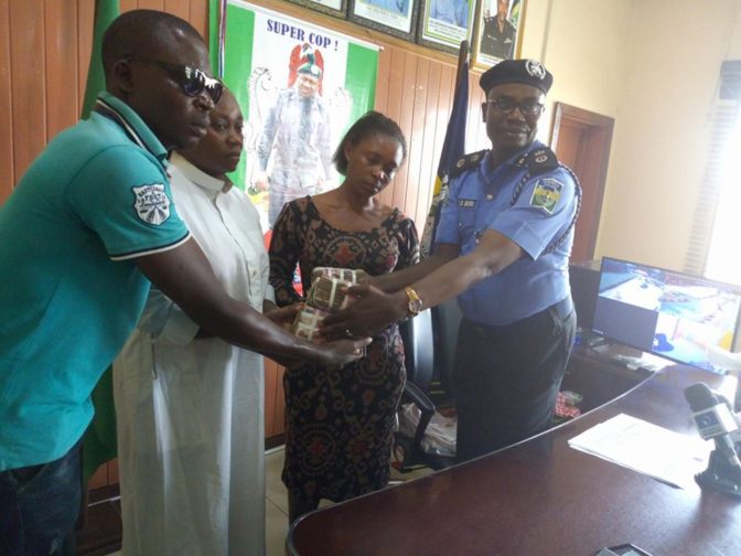 Cross River State Governor Gives N2 Million To Wife of Slain Police Officer (Photo)