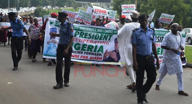 In Pictures: Police Caught on Camera Leading Pro-Buhari Protesters to Aso Rock Villa