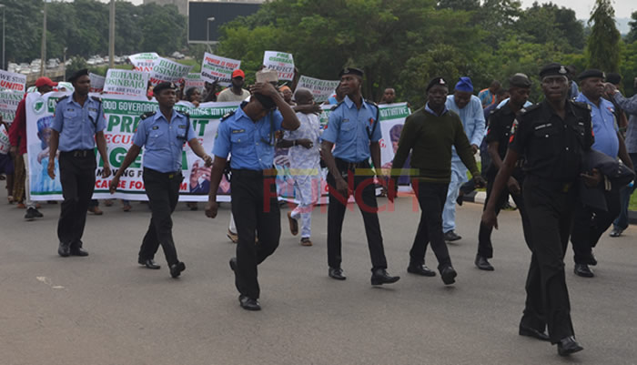 In Pictures: Police Caught on Camera Leading Pro-Buhari Protesters to Aso Rock Villa