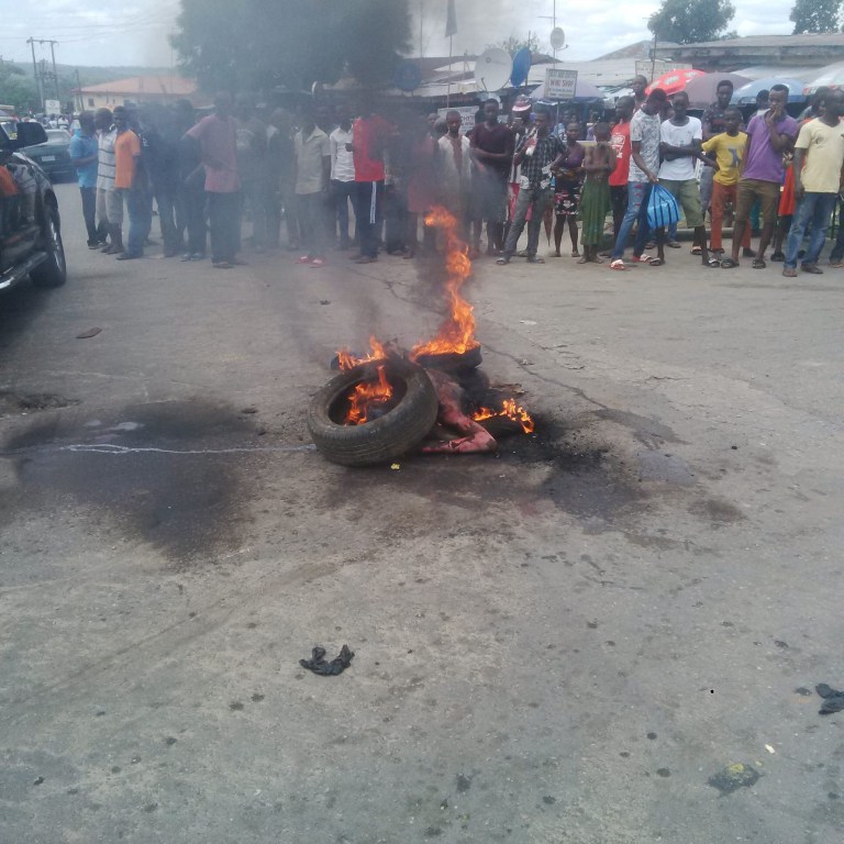 Angry Mob Burns Thief to Death After He Allegedly Stole Phone Worth N45,000 in Lagos State