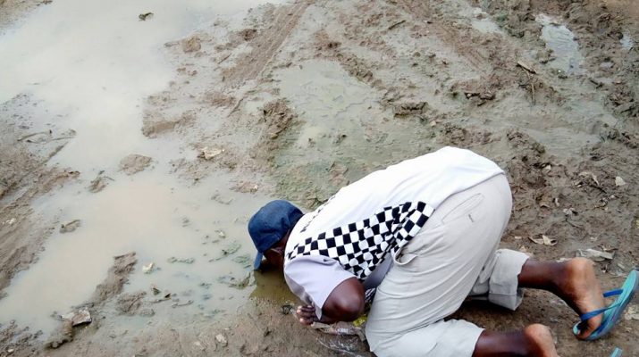 Nigerian Man Drinks Dirty Water from the Ground to Fulfill Vow Over President Buhari's Return (Photos)