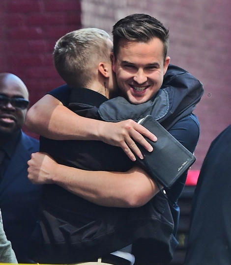 Gay? Singer-turned Born-again, Justin Bieber Caught on Camera Kissing His Pastor (Photo)