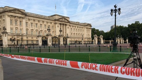 Terrorism: Man Storms Buckingham Palace with Sword, Injures Police