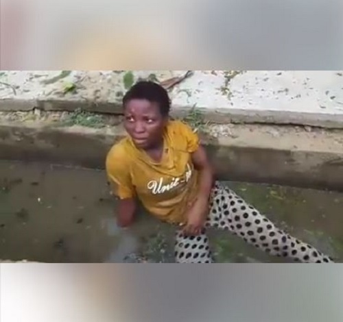 Drama as Two Female Thieves Caught Are Forced to Swim Inside Dirty Gutter in Port Harcourt (Photos+Video)