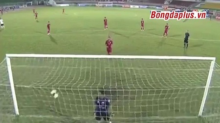 Shocker! See the Moment a Protesting Goalkeeper Purposely Allowed Opponents to Score 3 Goals (Video)