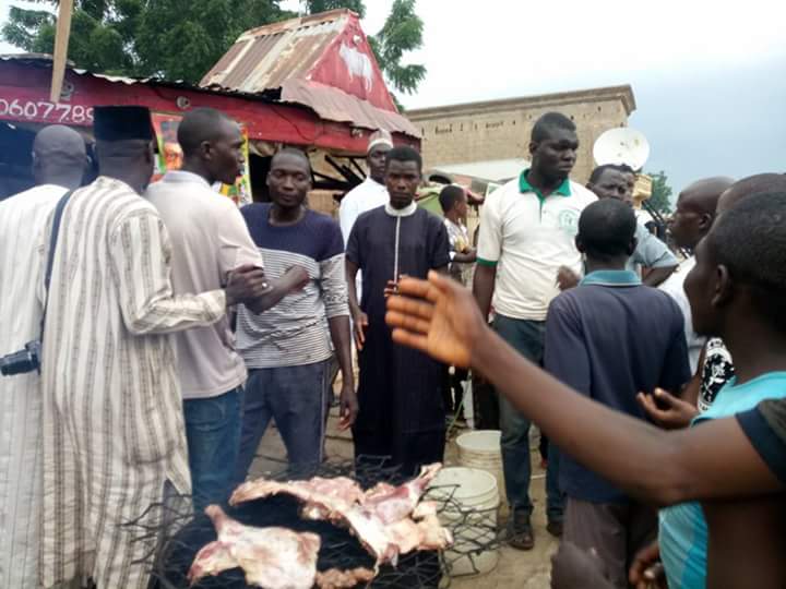 Suya Seller Shares Free Goat Meat To Celebrate Buhari's Return (Photos)