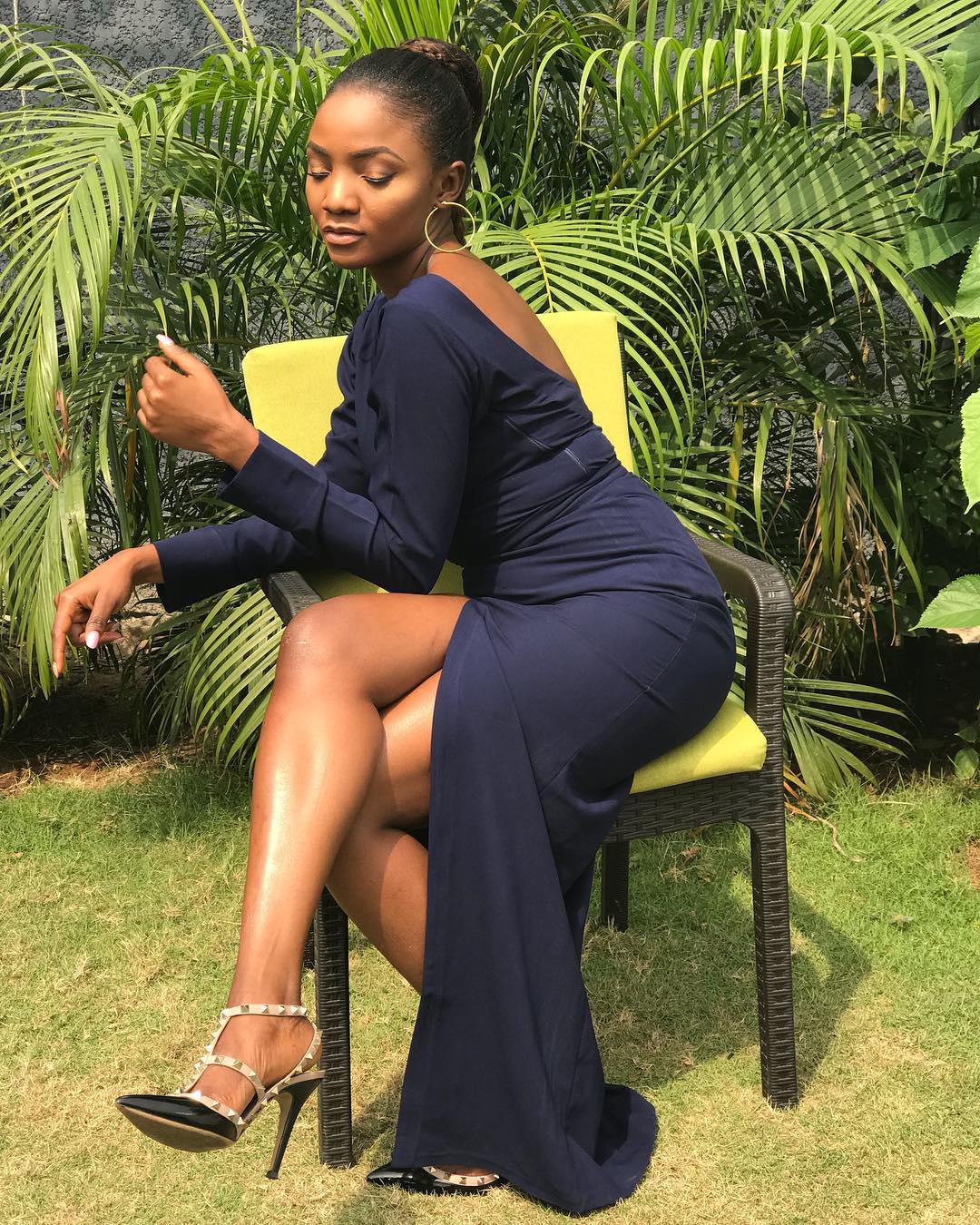 Singer, Simi flashes sizzling hot legs in Navy Blue dress on Instagram. (Photos)