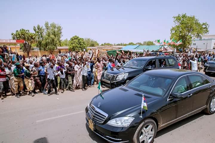 Yobe residents climb trees just to see President Buhari during his sympathy visit. (Photos)