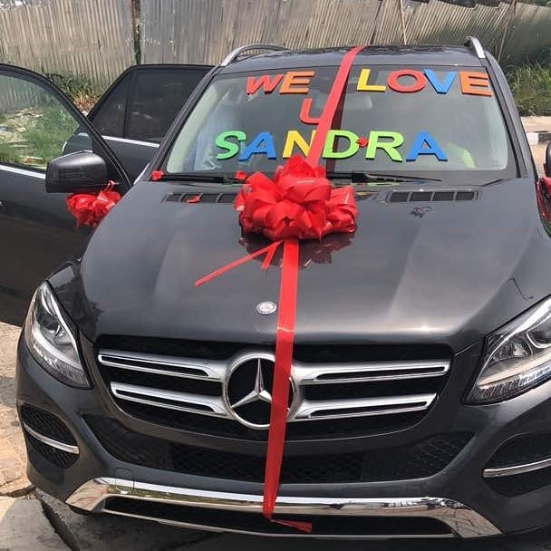Celebrity blogger, Linda Ikeji acquires brand new Mercedes Benz GLE worth N30million for her younger sister, Sandra. (Photos)