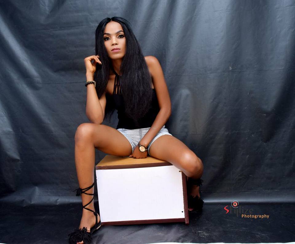 Nigerian Lady poses without clothes for her 21st birthday photoshoot