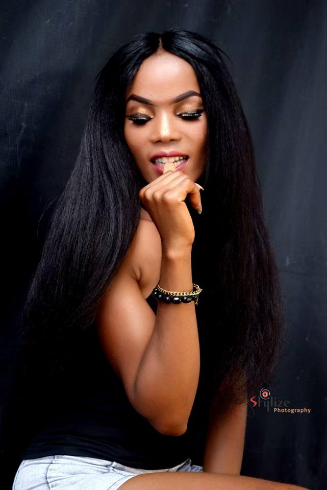 Nigerian Lady poses without clothes for her 21st birthday photoshoot