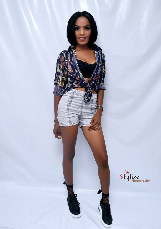 Nigerian Lady poses without clothes for her 21st birthday photoshoot