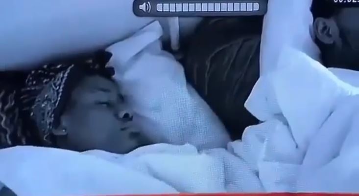 #BBNaija: Alex screams, flies off her bed during nightmare; Tobi prays for her.