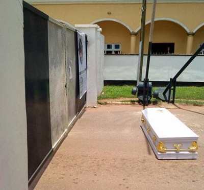 Corpse of Pastor Oromosele killed by herdsmen, dumped at the Edo State government house.