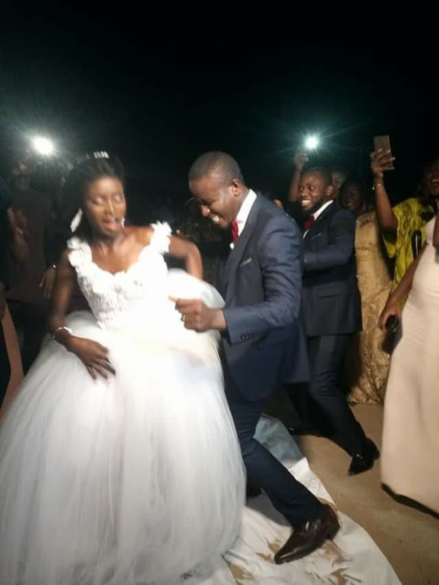 Nigerian Couple hold Church wedding and reception at beach in Lagos. (Photos)