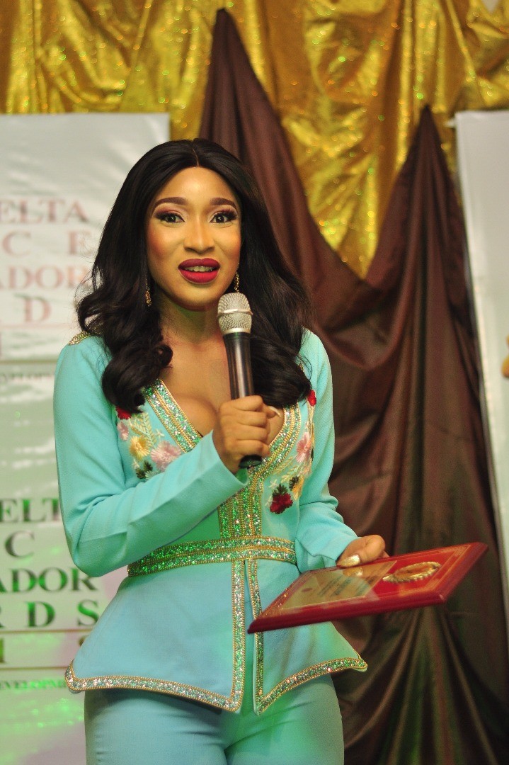 Tonto Dikeh flaunts major cleavage as she's honoured as Niger Delta Humanitarian Peace Ambassador. (Photos)