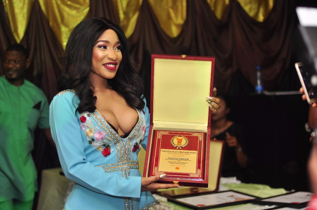 Tonto Dikeh flaunts major cleavage as she's honoured as Niger Delta Humanitarian Peace Ambassador. (Photos)