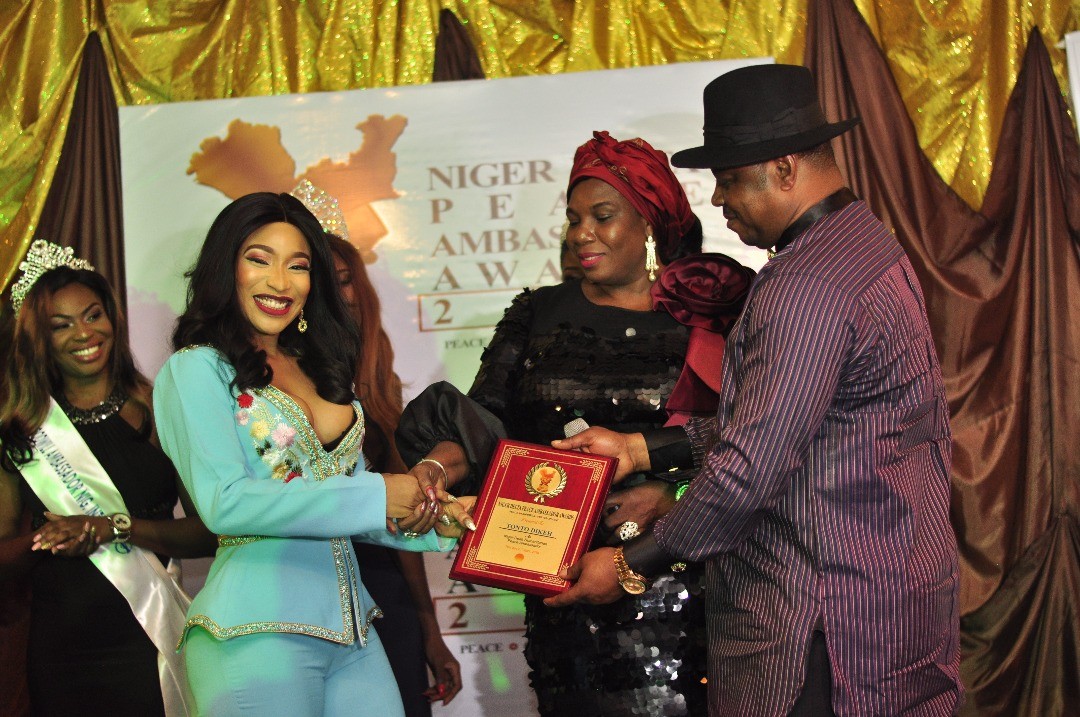 Tonto Dikeh flaunts major cleavage as she's honoured as Niger Delta Humanitarian Peace Ambassador. (Photos)