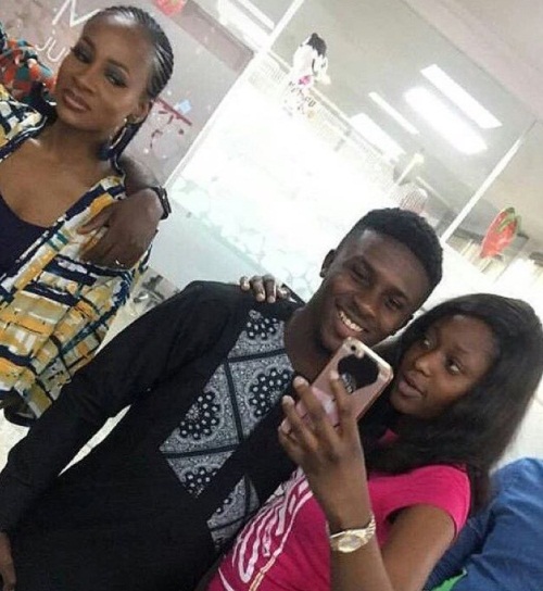 #BBNaija: Anto gives suspicious look as fan takes a picture with Lolu.